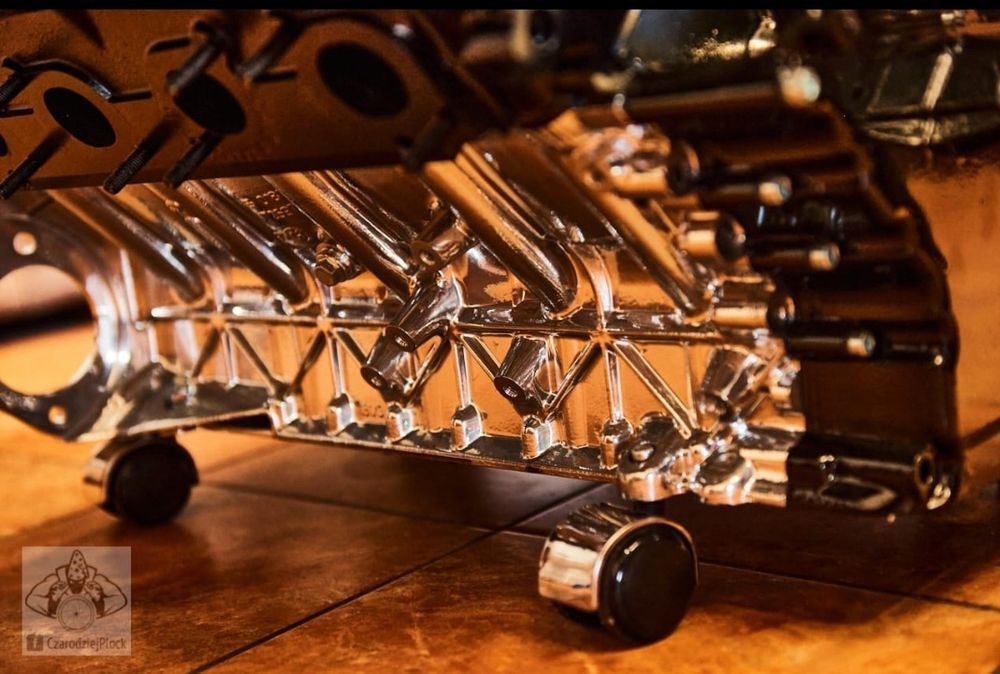 Stolik z silnika V8 BMW Stolik z bloku silnika BMW V8