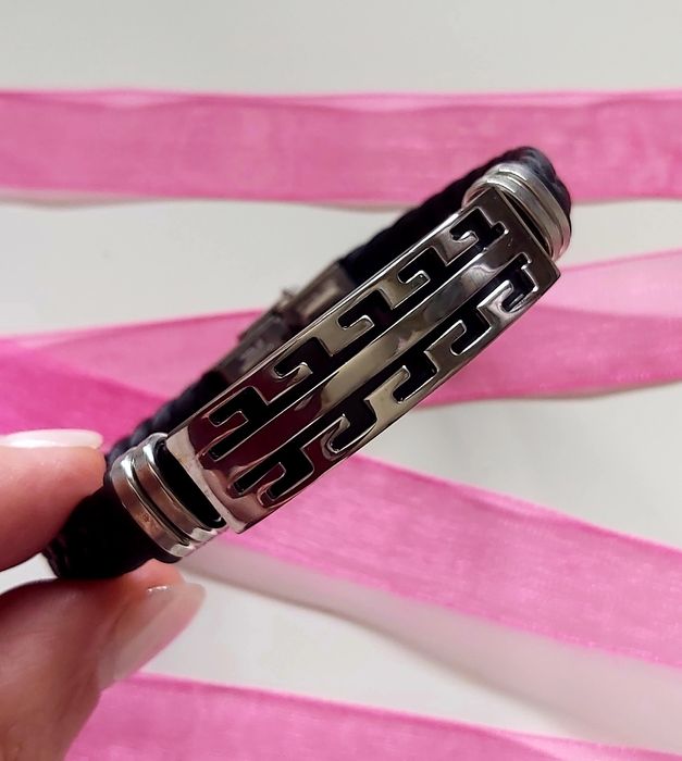 Pulseira em couro preto e aço prateado. Fácil aperto