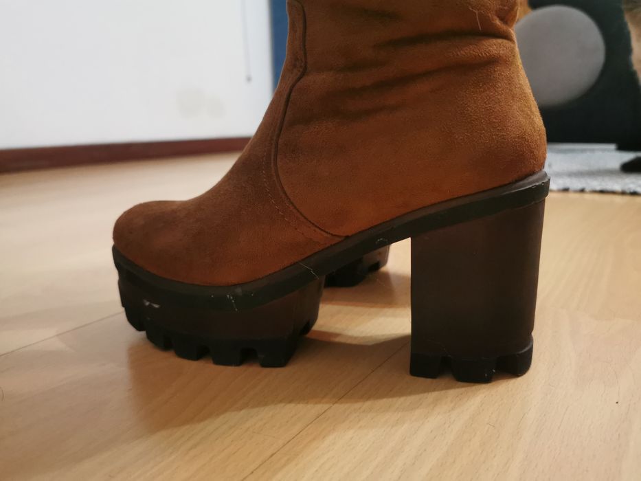 Botas de camurça, até ao joelho.