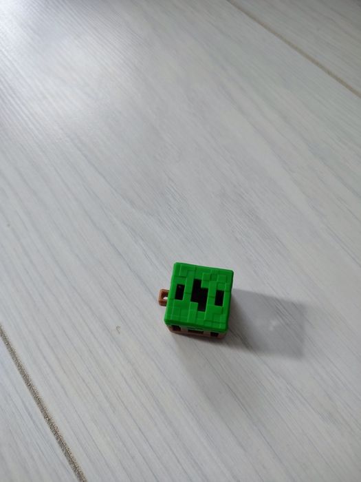 Blok trawy Minecraft Kinder Joy