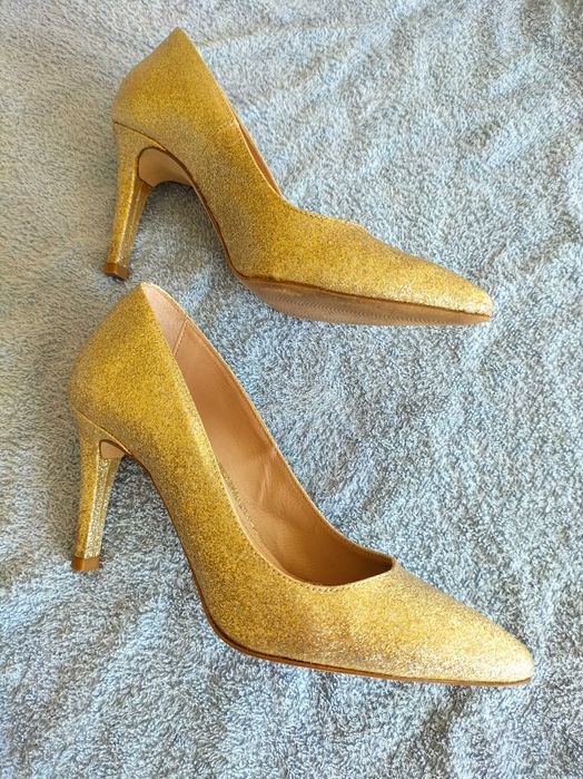 Sapatos dourados nº 35 como novos (usados 1 vez)