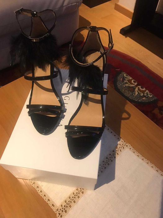 Sandálias Guava confortáveis e novas