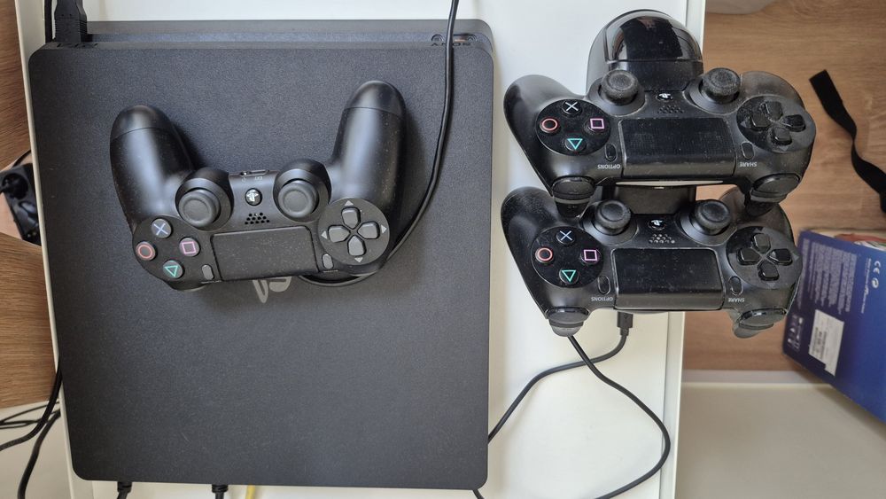 PS4 como nova ( garantia até 07/26) + 3 comandos