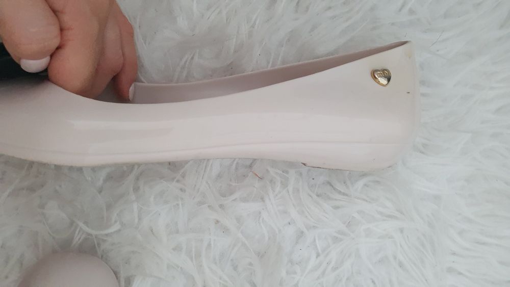 Buty Melissa 38 beżowe z czarnym kwiatem