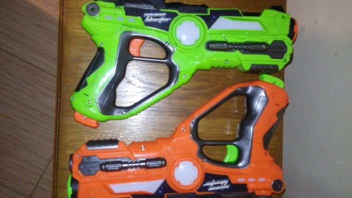 Інтерактивні дитячі пістолети-бластери.