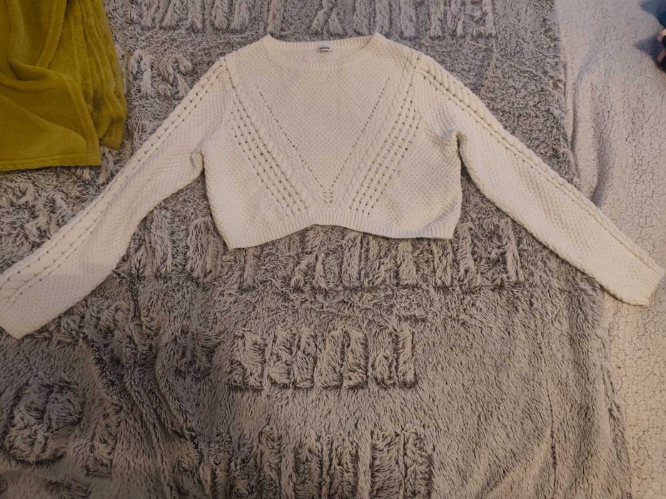 Piękny elegancki biały sweterek