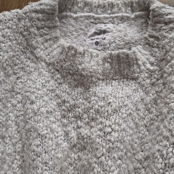 Dwa białe swetry damskie