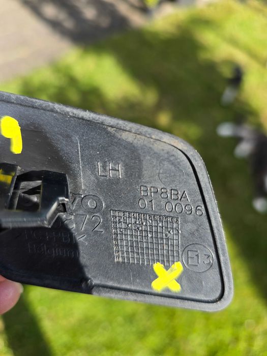 Zaślepka spryskiwacza lampy lewej Volvo V50 S40 2004-06 Kolor 019 Nr 30655872
