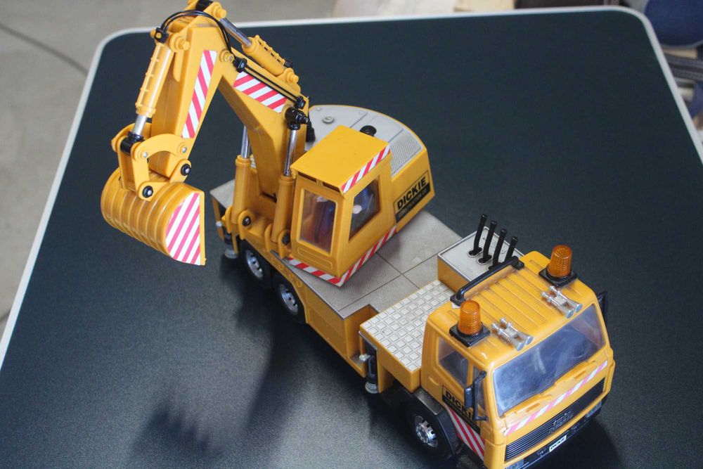 Camião de brinquedo com grua