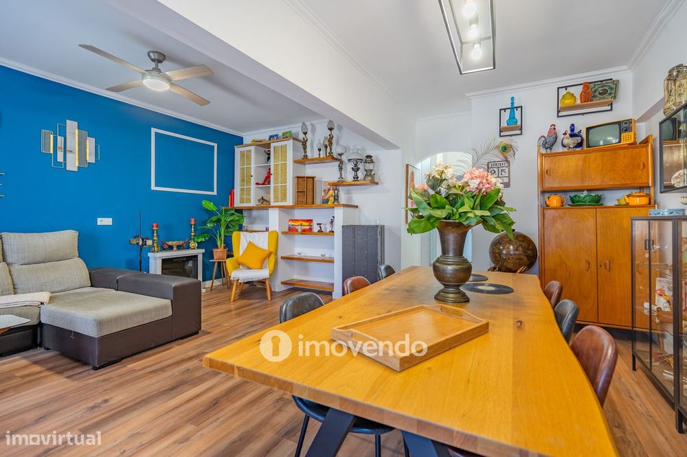 Apartamento T3+1 com áreas amplas e cozinha equipada, no Lumiar