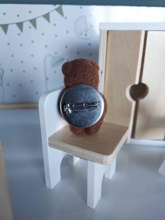 brązowa broszka z wełny