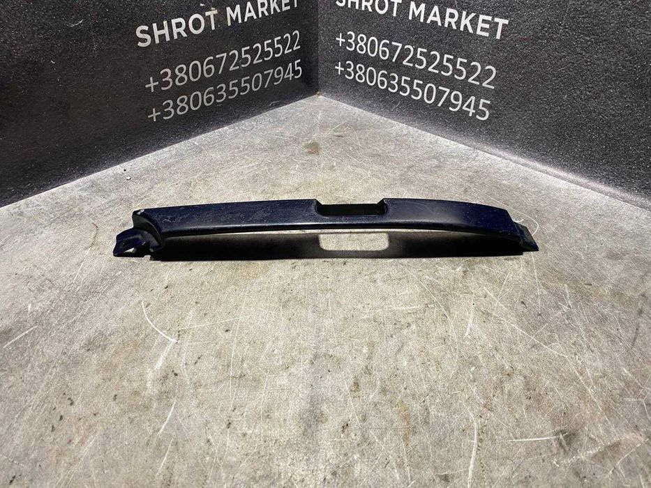 Накладка молдингвія під праву фару з отвором під омивач Audi 100/A6 C4