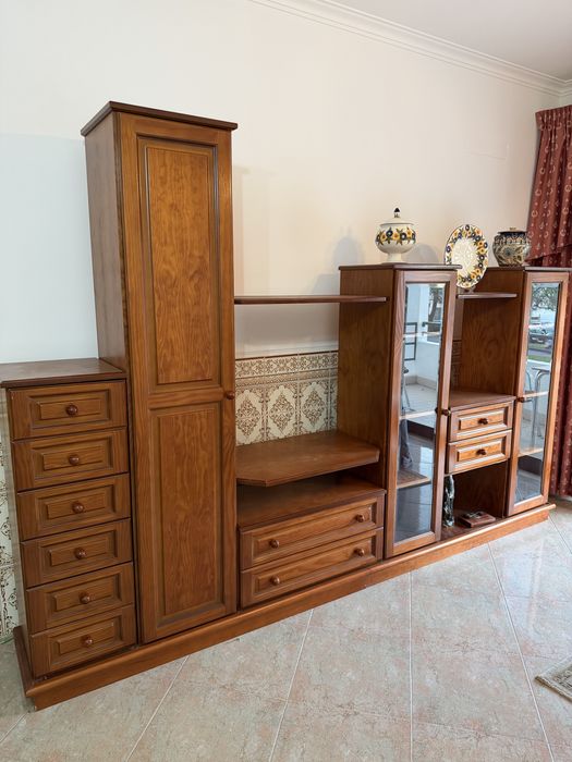 Móvel de sala completo em madeira (elegante e funcional)