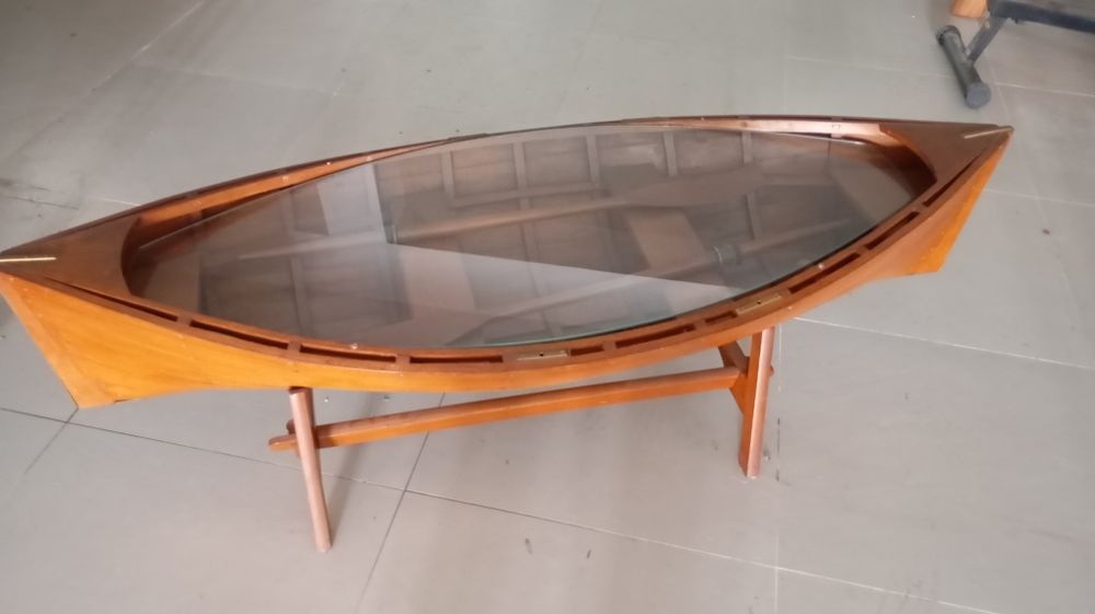 Mesa em forma de barco