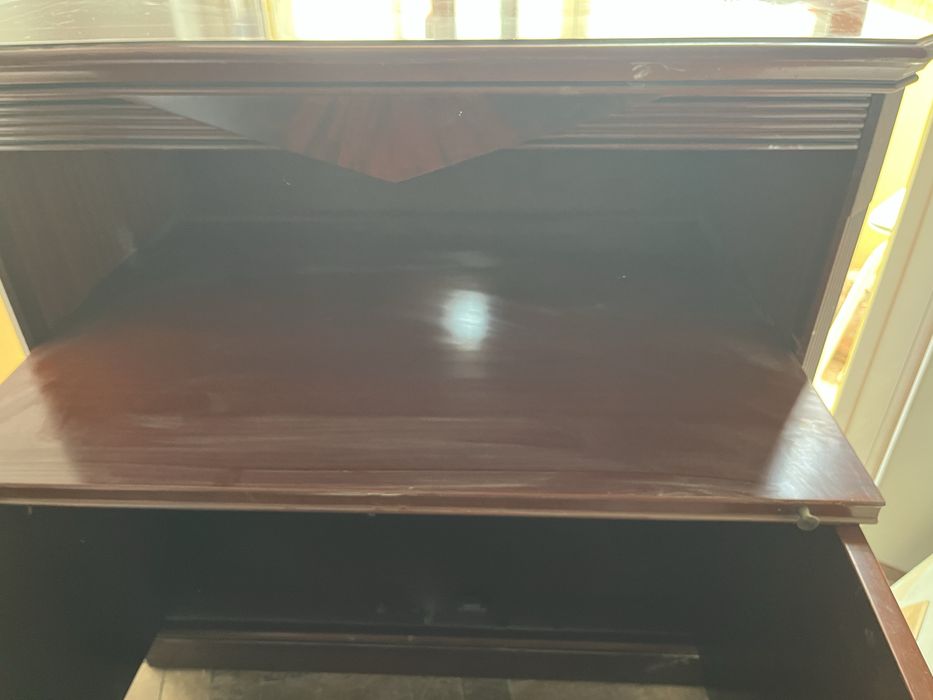 Cómoda em madeira maciça envernizada