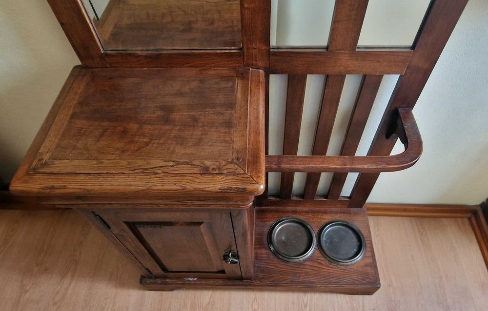 Móvel centenário em madeira - Hall de entrada / Bengaleiro