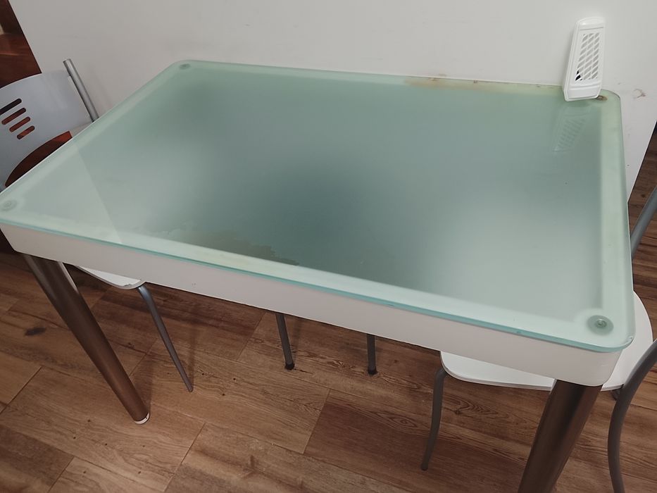 Mesa de cozinha em bom estado
