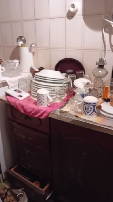 Loiças e  generos, loiças  tudo em bom estado