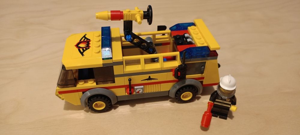 Lego CITY 7891 Lotniskowy wóz strażacki