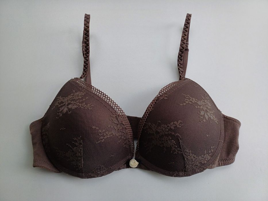 Soutien da Women's Secret, de cor cinza com elementos florais (copa C)