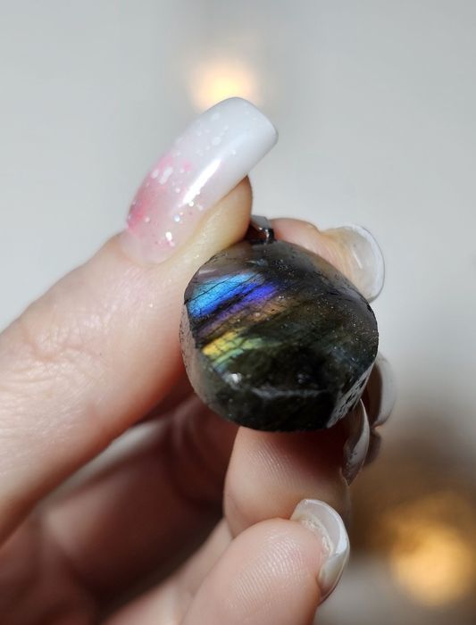 Labradoryt naturalny wisiorek.