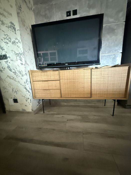 Movel com madeira de carvalho macico em bom estado