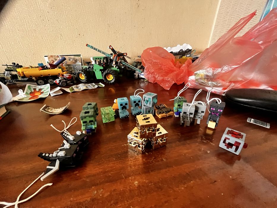 Продам фігурку майнрафт «золотий блок» кіндер джой