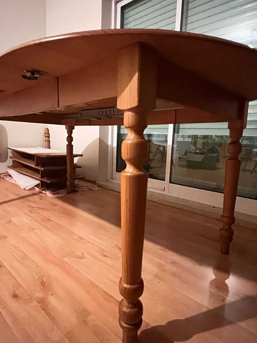 Mesa de jantar em madeira de pinho de qualidade, elegante e prática