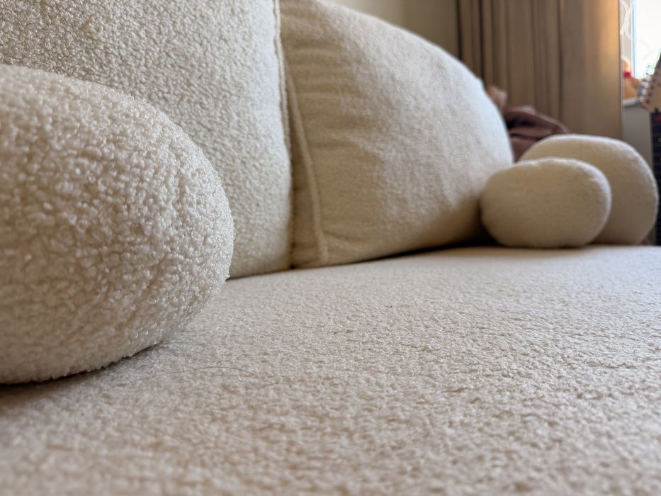 Sofa w IDEALNYM stanie BOUCLE z funkcja spania
