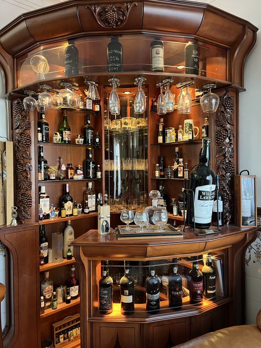 Bar de sala em madeira cerejeira