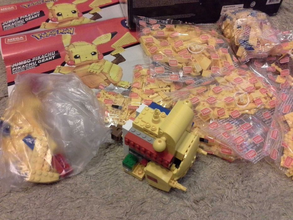 Pikachu gigante Mega Construx 825pc.