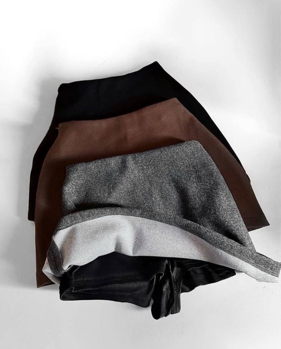 Чорна кашемірова спідниця-шорти