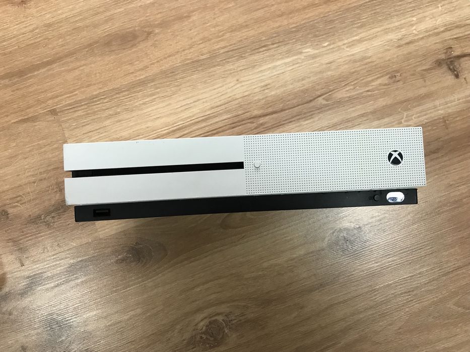 Игровая приставка Xbox One S и геймпад на запчасти или ремонт