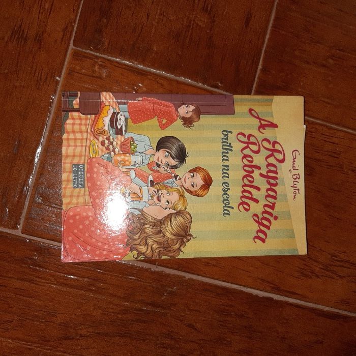 Livro A Rapariga Rebelde Brilha na escola, como novo.