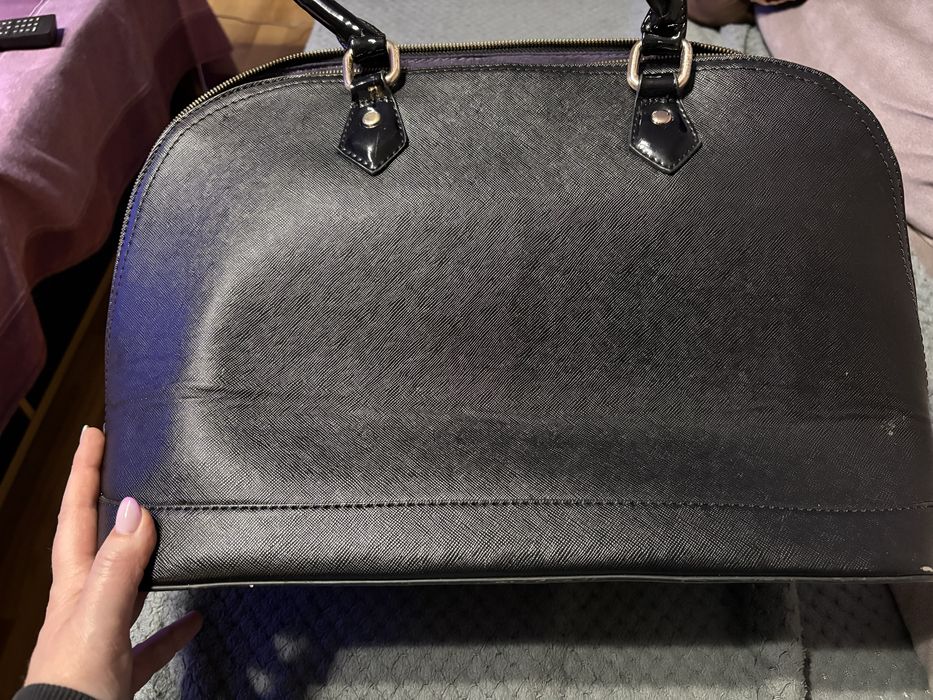 Czarna torebka kuferek