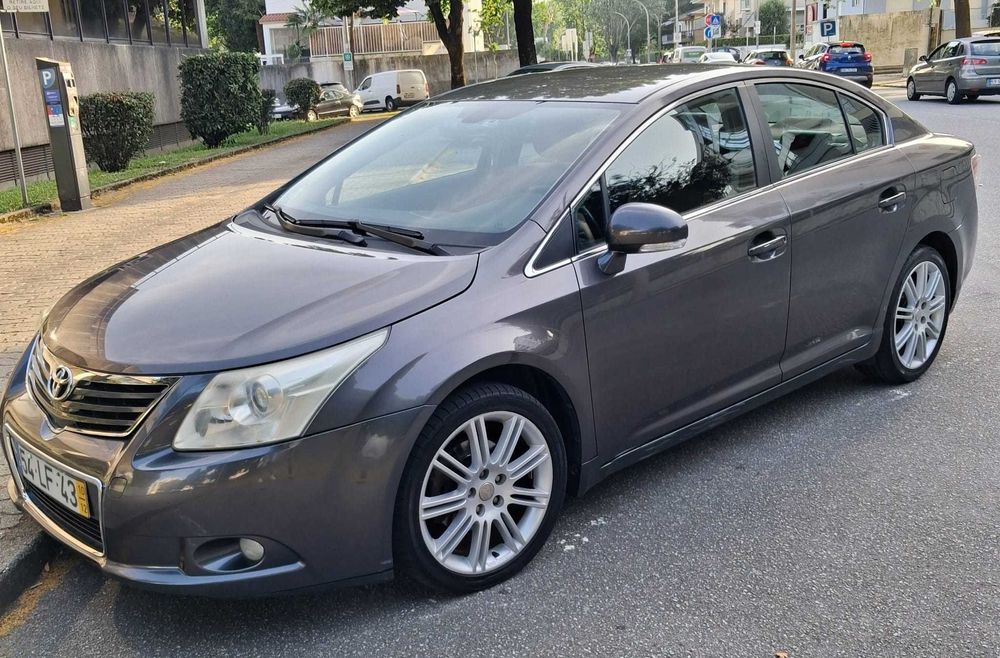 Toyota Avensis T27, ano 2010, motor Diesel económico e fiável.