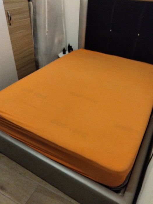 Cama casado cinzenta