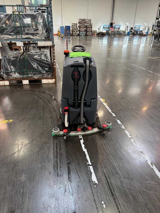 Lavadora aspirador condutor  sentado a bateria.