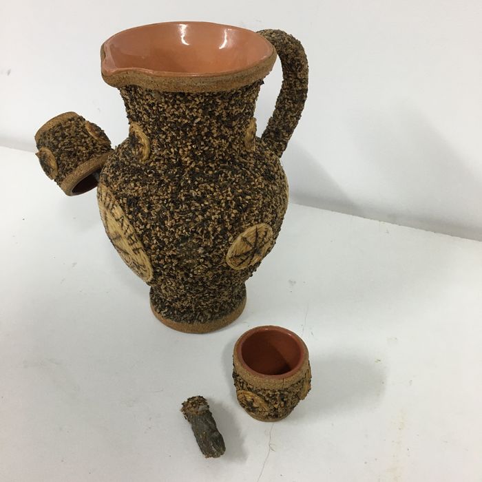 Jarra e 3 copos em barro revestido a cortica