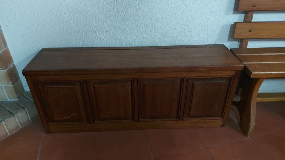 Banco em castanho maciço com arrumação