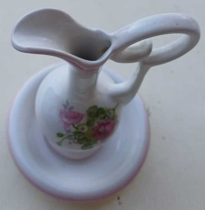 Jarro pequeno com prato, em porcelana decorativa