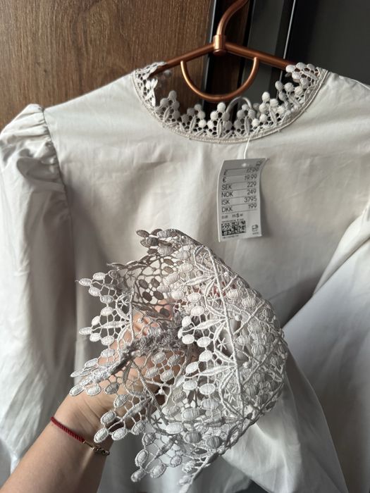 бавовняна блуза H&M має витончене мереживо на комірі та манжетах.