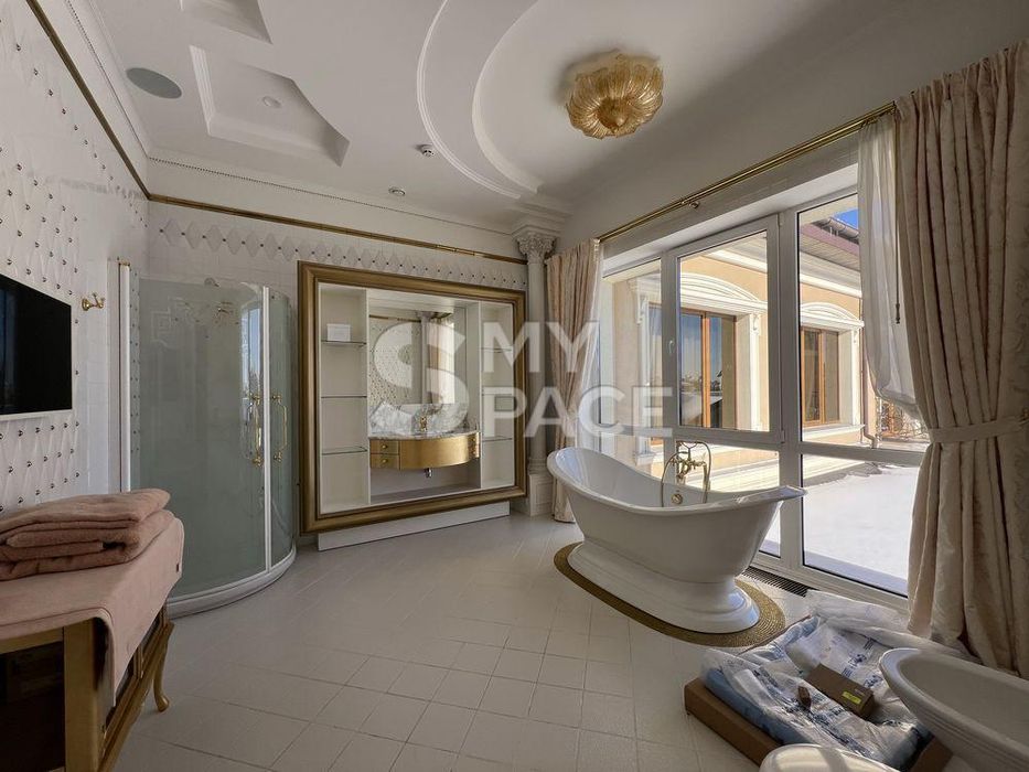 Будинок з новим ремонтом, вихід на воду ,Козин, В. Дамба