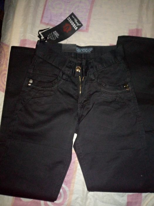 Чорні брюки на хлопця