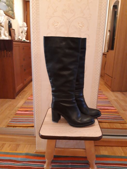 Женские кожаные сапоги.