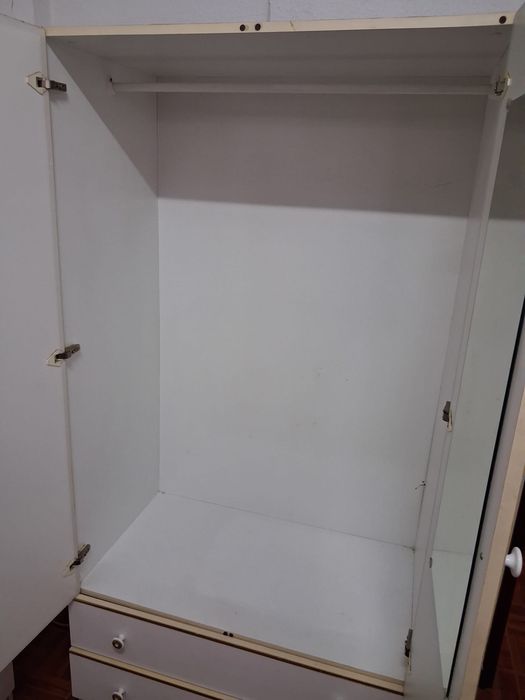 Roupeiro branco de 2 portas