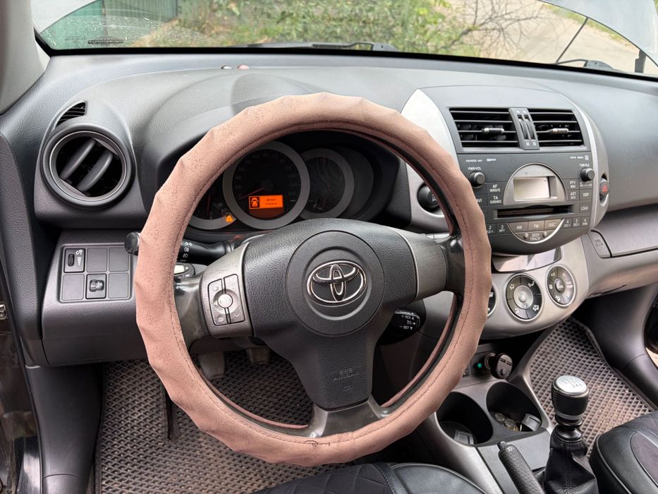 Продаю автомобіль Toyota rav4 2006року. Машина в робочому стані, все працює. Деталі по телефону.