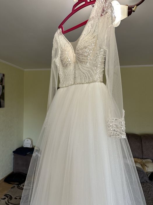 Продам весільну сукню