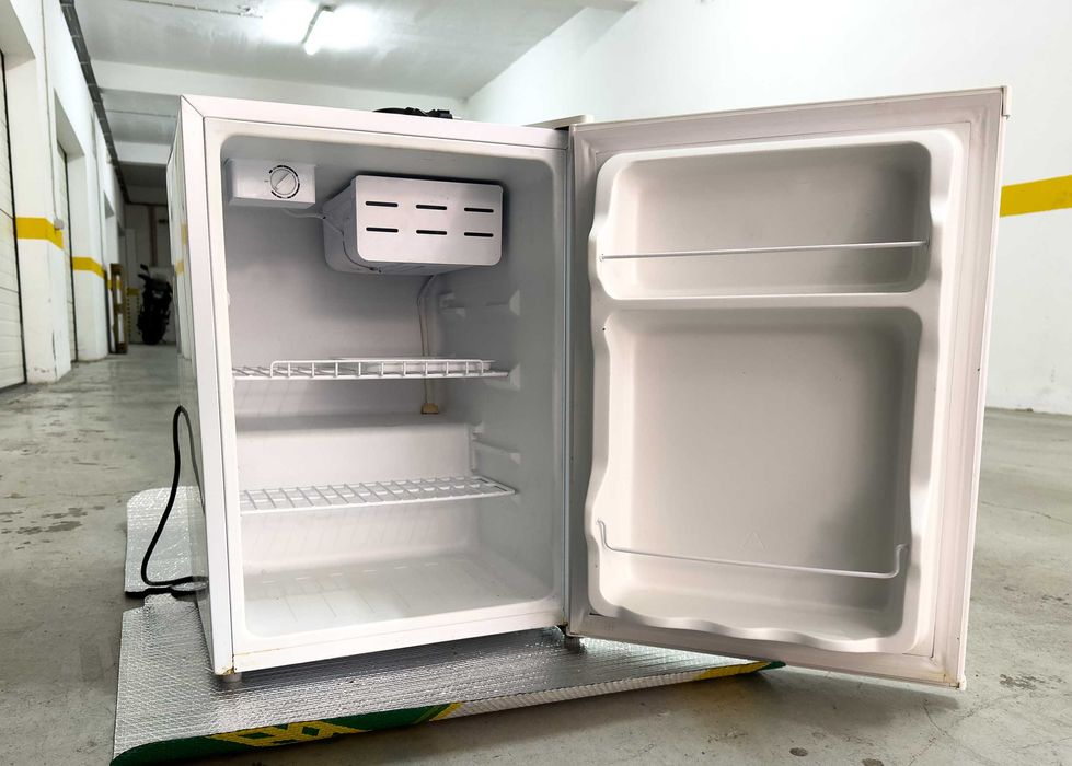 Tenda familiar com bancada de cozinha e frigorífico