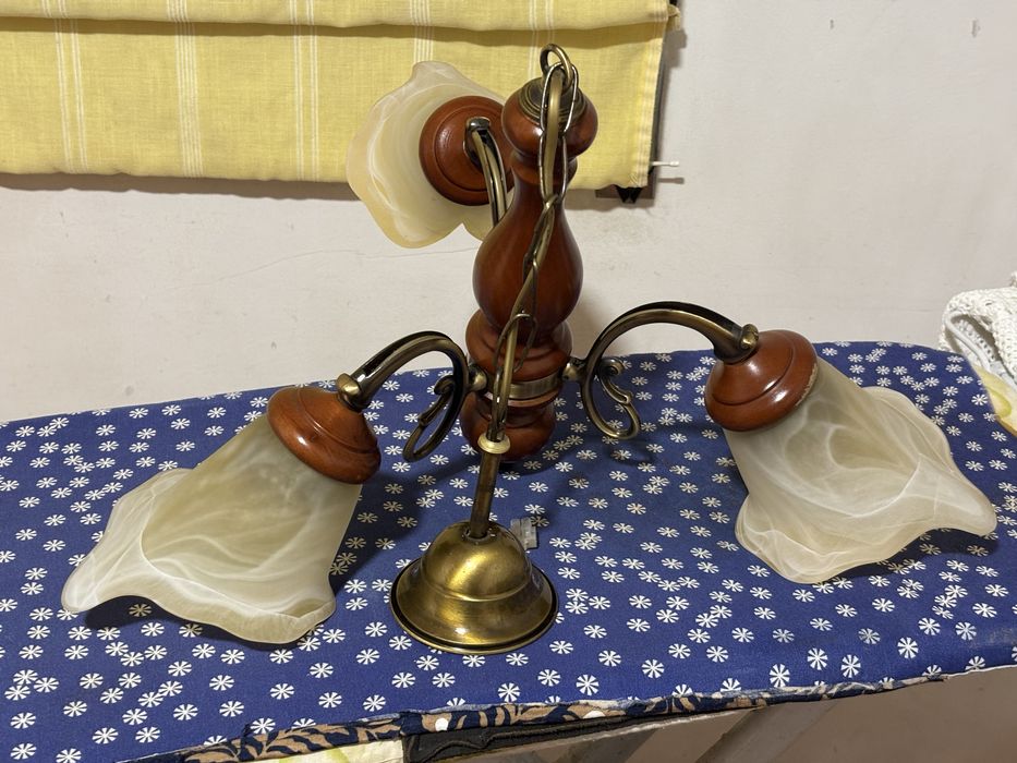 Candeeiros de teto e mesinhas